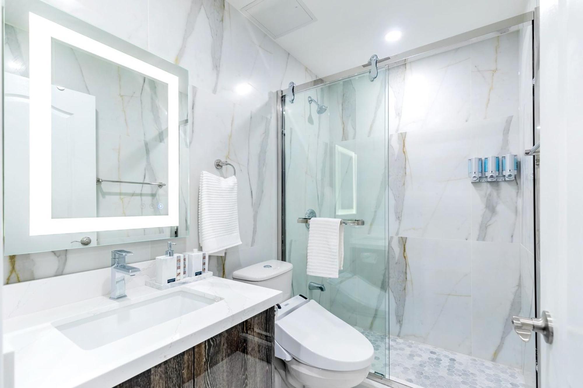 Modern Pet-Friendly Chinatown Apartment Toronto Ngoại thất bức ảnh